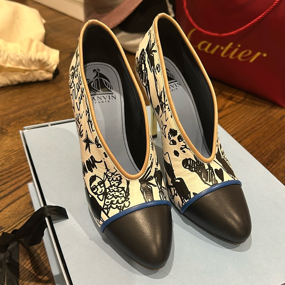 Lanvin Escarpin Printed Vneck pump w Captoe